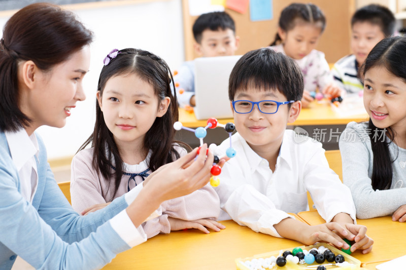 女教师和小学生在教室里