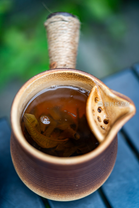 在桌子上的围炉煮茶容器里的食物