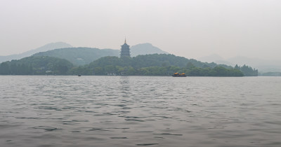 杭州西湖雾色雷峰塔