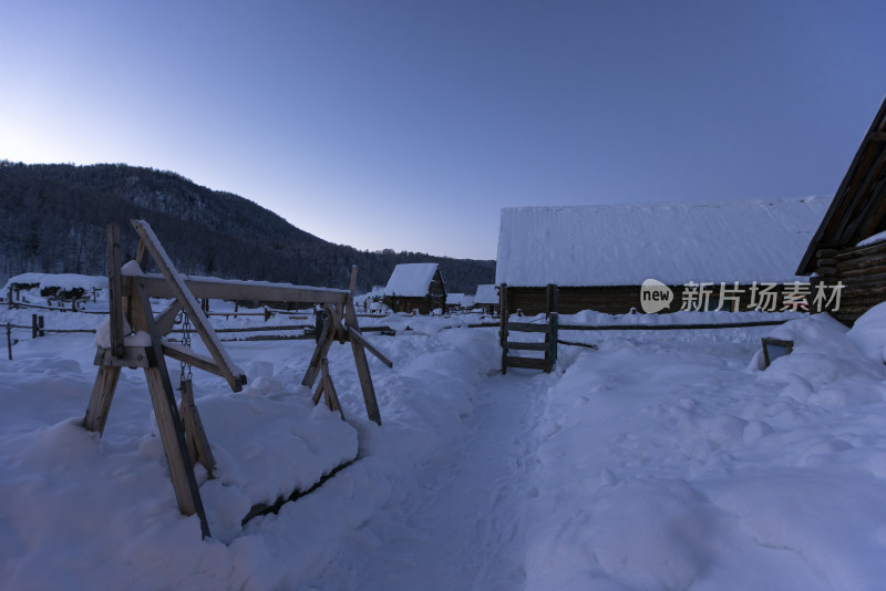 新疆禾木雪后山村木屋景象