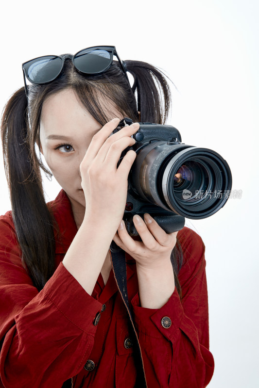 手持相机的亚洲戴墨镜年轻少女的肖像人像