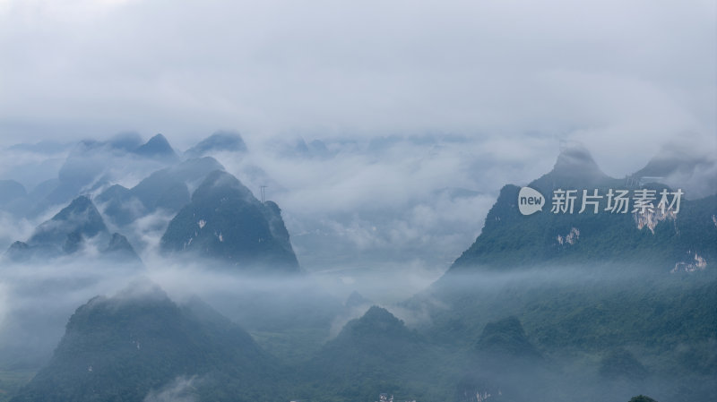 云雾缭绕的桂林群峰