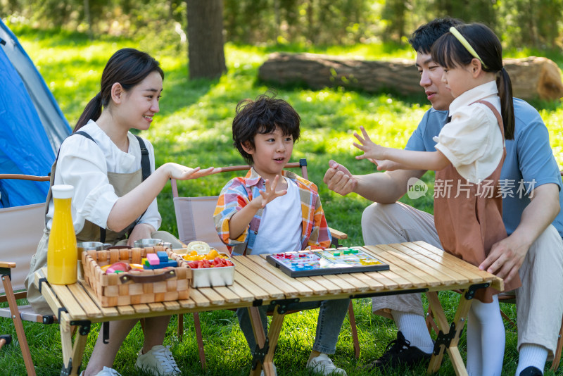 一家四口在露营地玩游戏开心欢呼庆祝