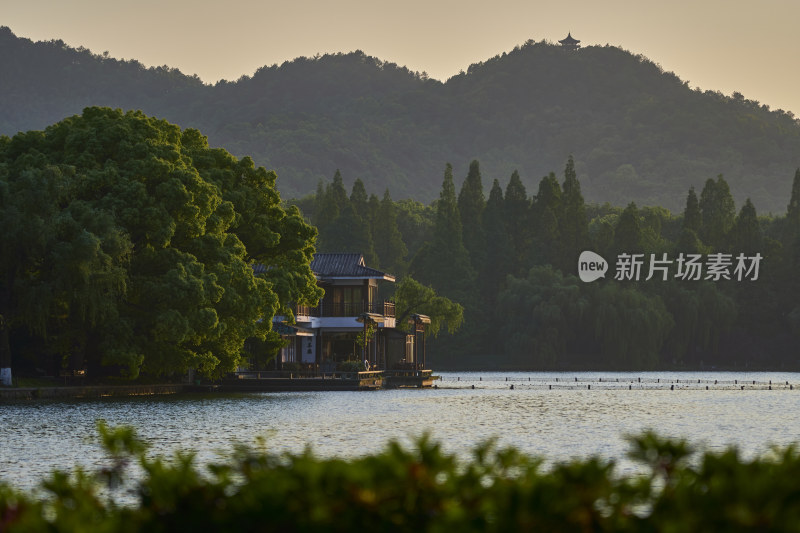 西湖的金色夕阳美景