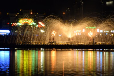 长沙铜官窑夜间湖边打铁花景观