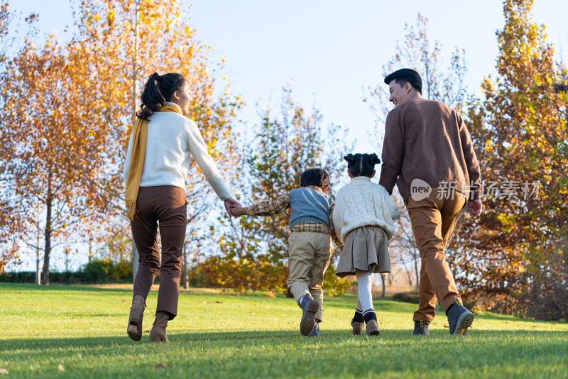 年轻夫妻带着孩子在公园玩耍