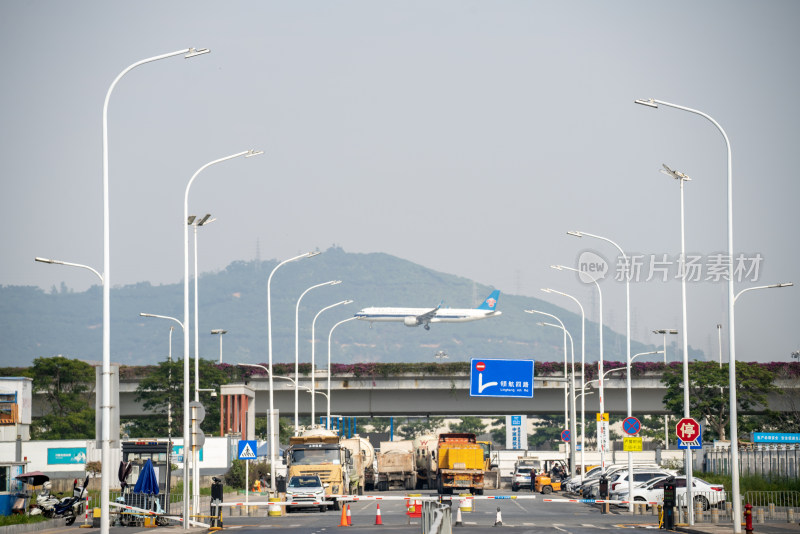 空中飞行的客机特写