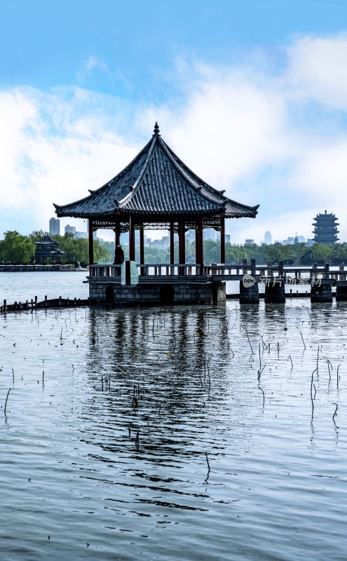 济南大明湖湖上中式凉亭风景