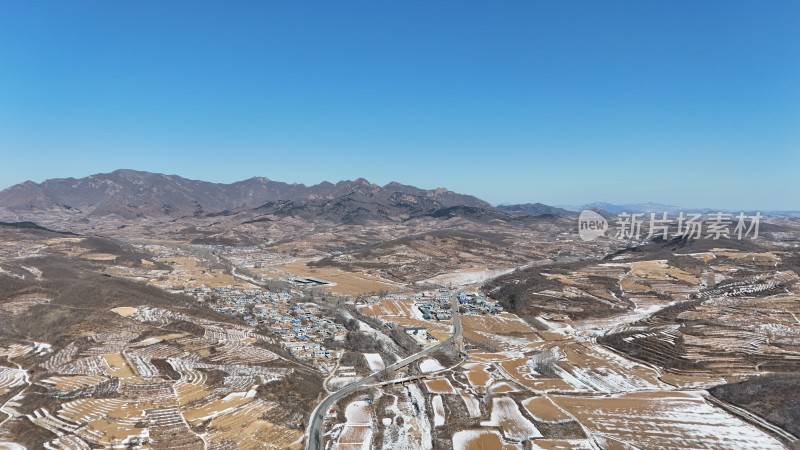 山村冬景的航拍全景