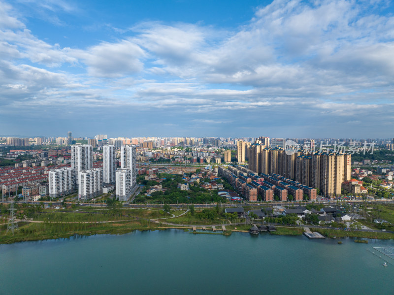 航拍清晨蓝天白云下 湖南省衡阳市酃湖公园