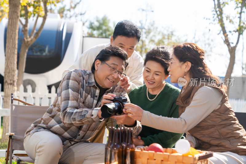 一群中老年人在房车露营地拍照片玩耍