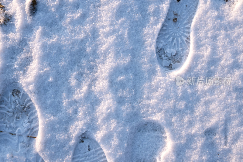 地面上的雪和脚印