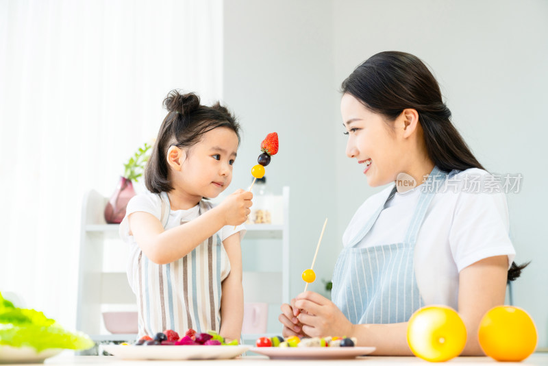 妈妈和女儿一起做水果沙拉