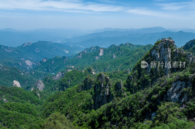 河南伏牛山山脉平顶山尧山层峦叠嶂的山峰