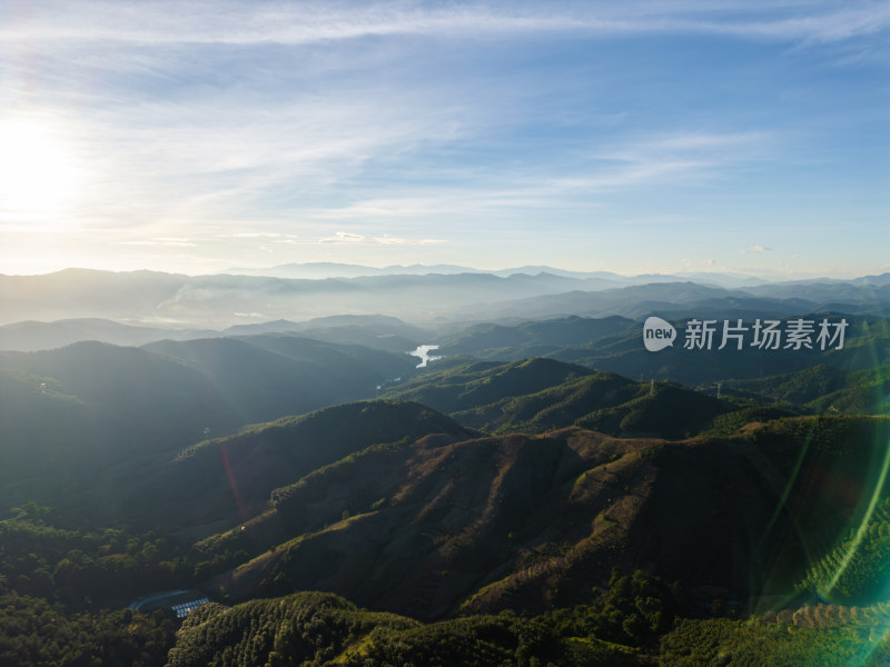 航拍蓝天白云下山峦叠翠的自然风光