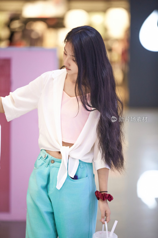 假日悠闲逛商场服装区的中国少女