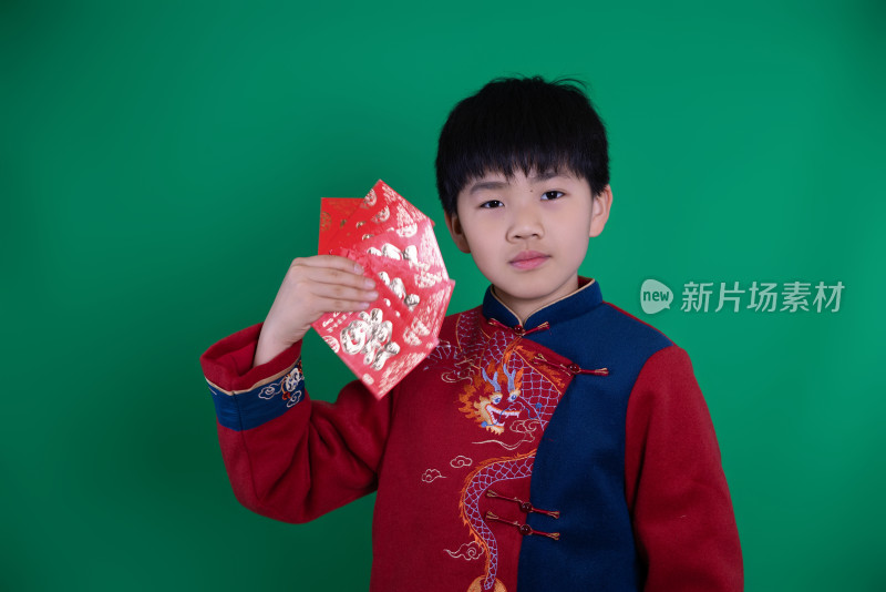 中国小男孩恭贺新年拜年红包绿幕抠像