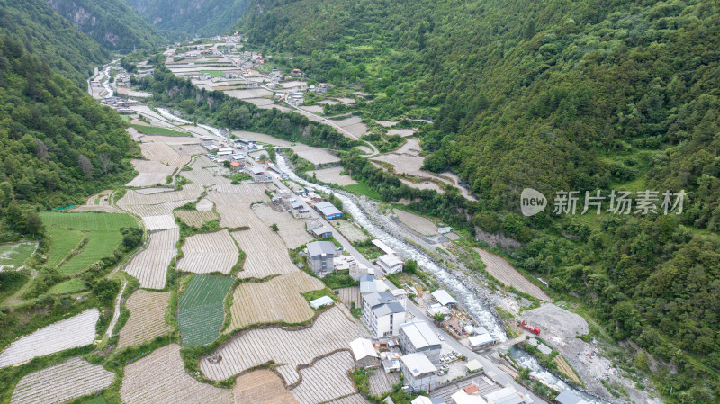 川西阿坝理小路自驾途中的理县朴头镇罗沟村