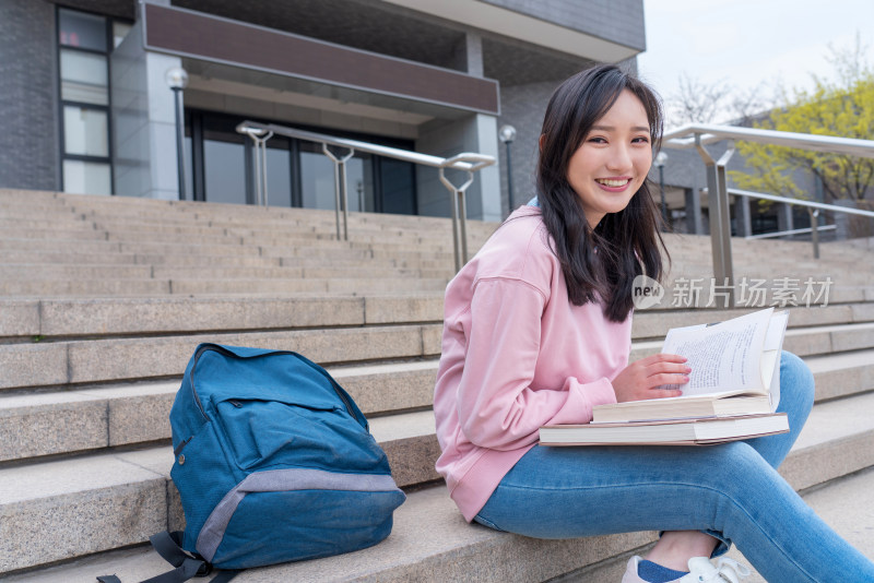 大学生在校园里学习