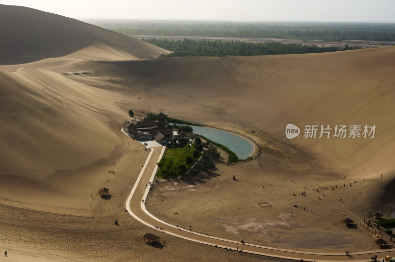 敦煌沙漠中的月牙泉景观