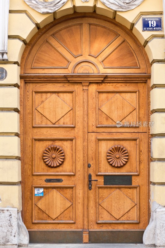 古老的木质门