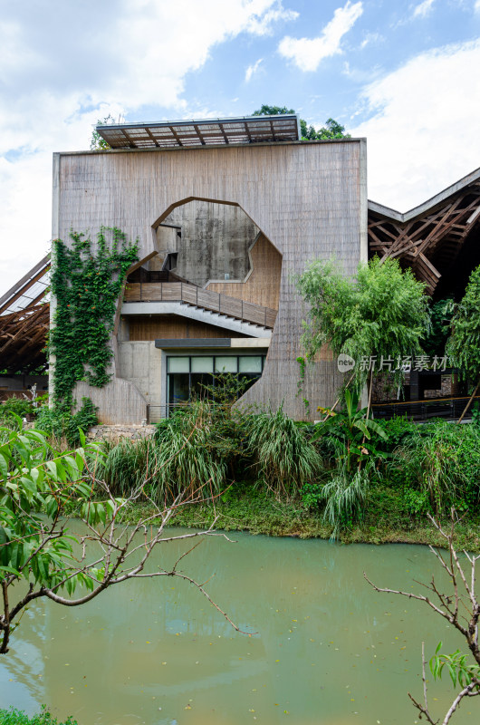 带绿植墙的特色建筑外景