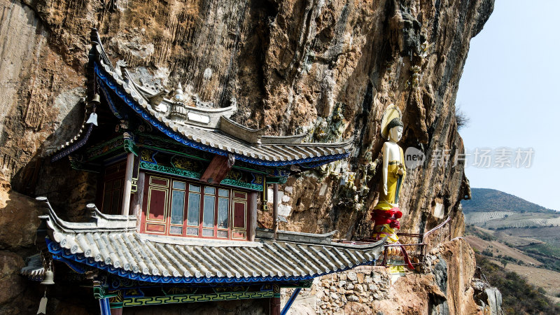 悬崖峭壁上的千年古佛大理宾川观音箐悬空寺