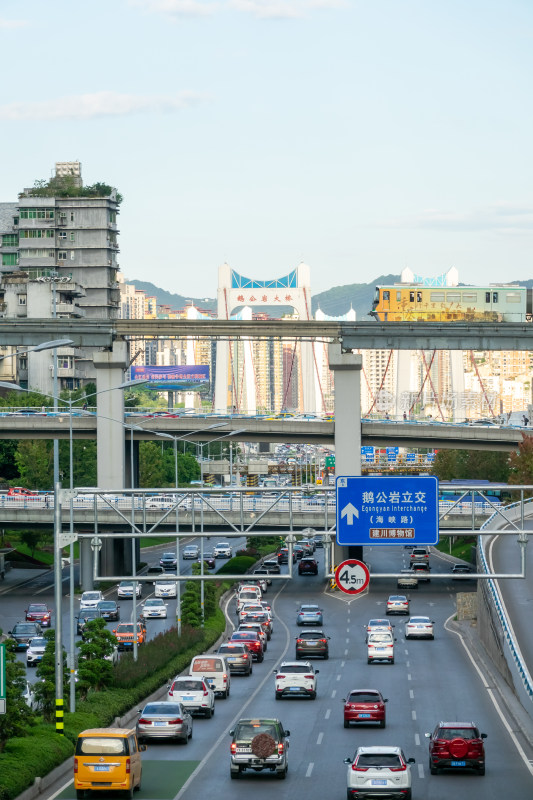 轻轨行驶在鹅公岩大桥前