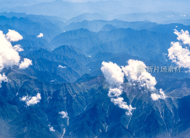 飞机上拍摄的甘肃省的山峰与云层