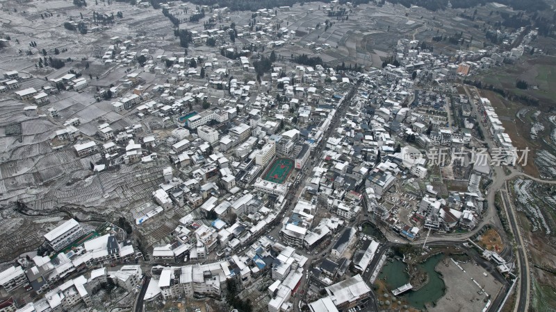 寒潮冬天下雪的大峡谷田野