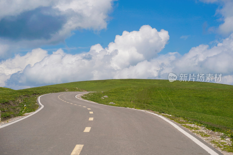 新疆喀拉峻景区草原上的公路