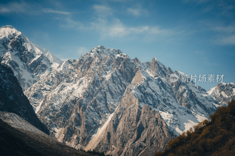 新疆天山山脉宏伟雪山风景