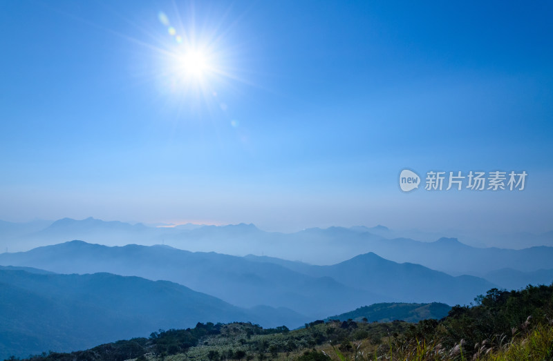 香港大帽山清晨日出阳光与连绵群山云雾