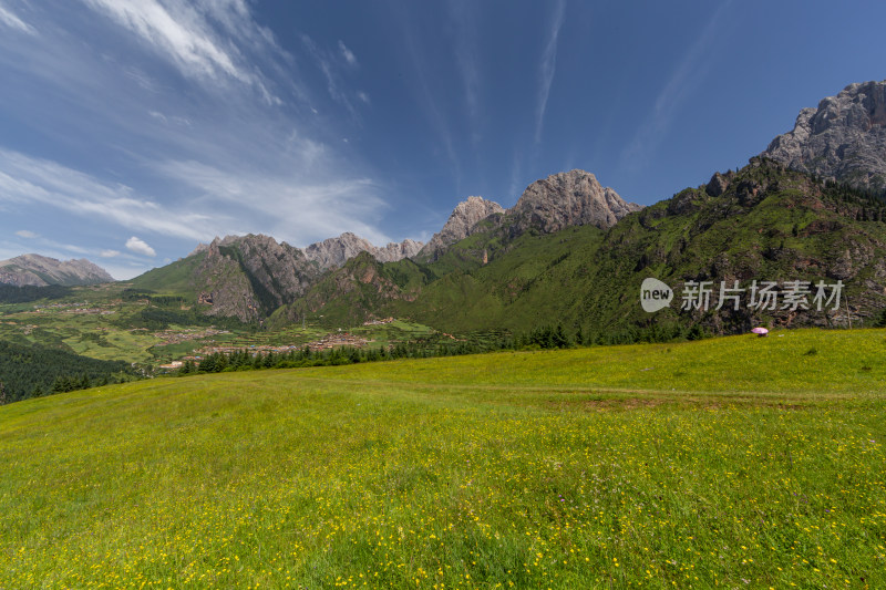 云雾缭绕下的草原山峰