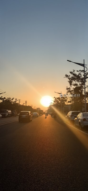 夕阳下车辆行驶的城市街道景象