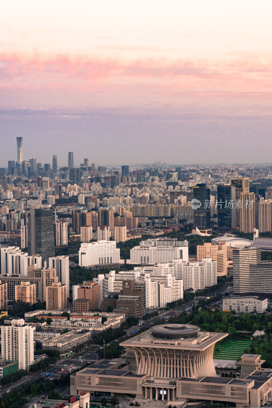 晴朗的傍晚鸟瞰北京城市天际线