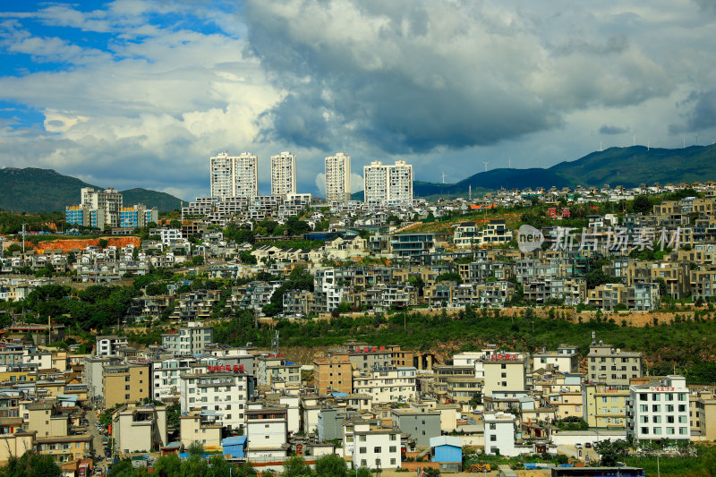 城市建筑群与远山白云景观