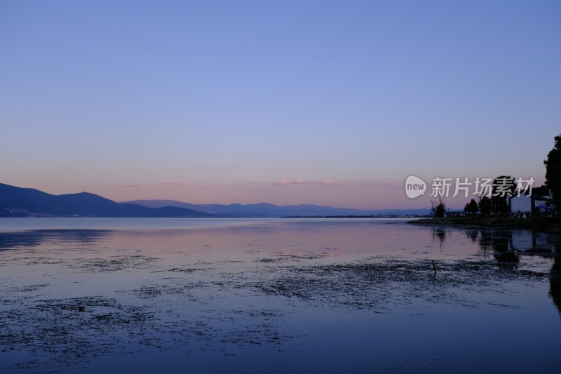 傍晚时分的静谧湖泊与远山风景