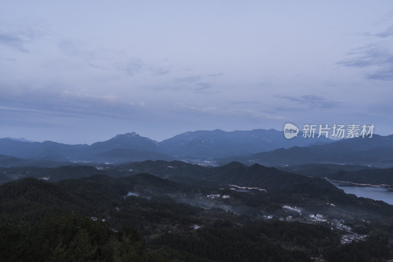 暮色下的群山远景与山间村落景象