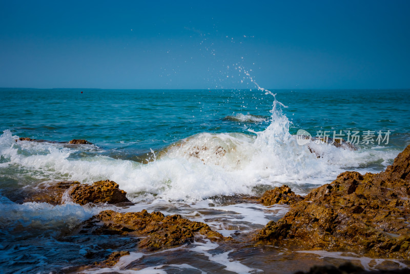 海浪礁石大海海岸线