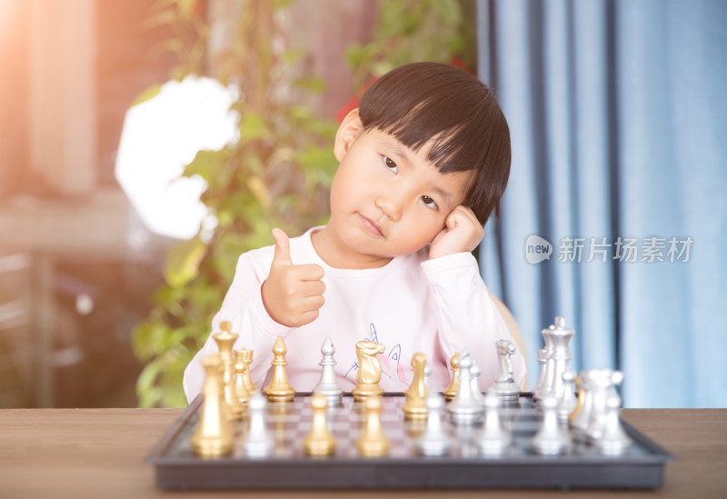 中国小女孩在国际象棋棋盘前