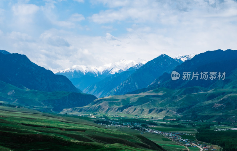 新疆伊犁雪山下的草原和村庄