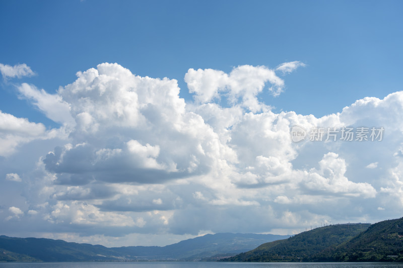 蓝天白云下的阳宗海湖光山色全景