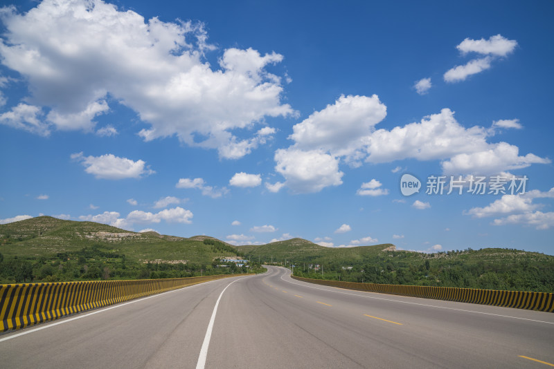 公路蓝天白云风景