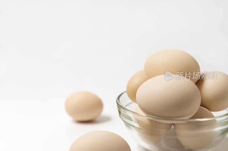 许多鸡蛋装在透明的玻璃碗中