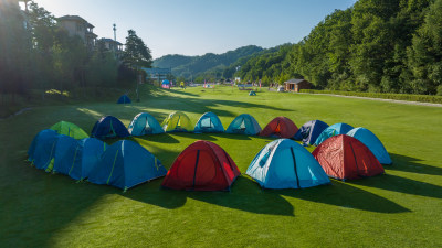 夏天绿色草地上露营的帐篷空境