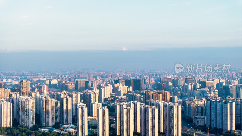 成都主城区与远处川西的雪山