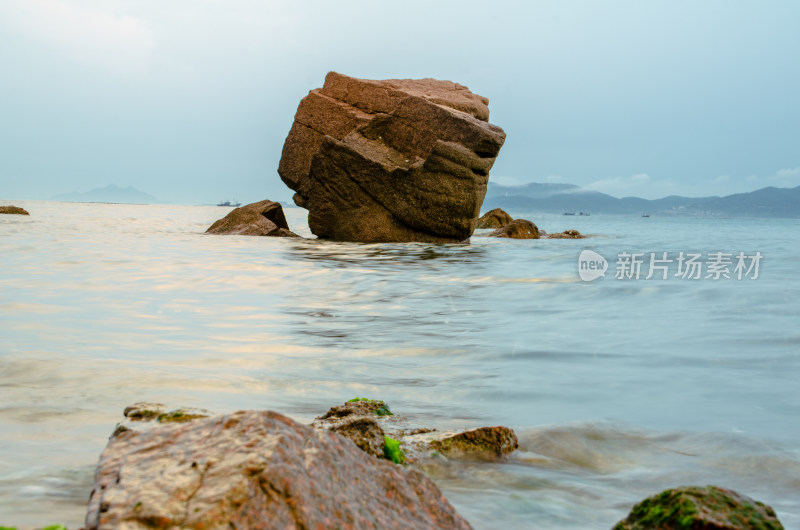 山东青岛太平角公园，夕阳中海上的巨石