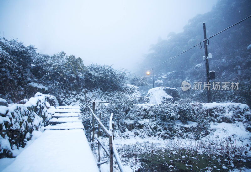 云和梯田周边雪后的风景