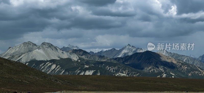 多云天气下的山脉风景